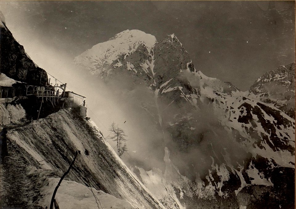 Kleiner Pal, Elektrozug 29-5 Ka, Bataillonskommando, Seilbahn, im Hintergrunde der Cellonkofel, rechts der gedeckte Laufgraben, aufgenommen am 2. Mai 1916. (BildID 15473857)