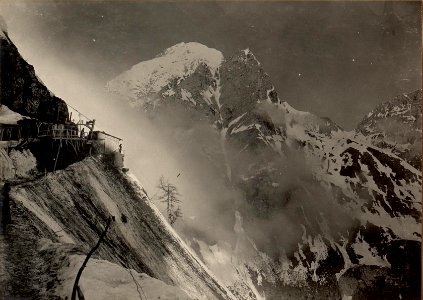 Kleiner Pal, Elektrozug 29-5 Ka, Bataillonskommando, Seilbahn, im Hintergrunde der Cellonkofel, rechts der gedeckte Laufgraben, aufgenommen am 2. Mai 1916. (BildID 15473857)