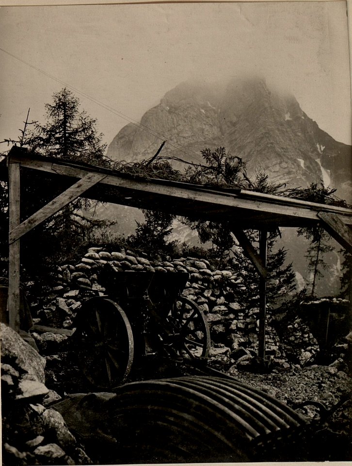 Kleiner PAL, Geschützstand einer 10 cm Feldhaubitzen Batterie, im Hintergrunde der Cellonkofel, Schussrichtung gegen den Monte DROSTIS. Aufgen. am 17.VI.1916. (BildID 15476287)