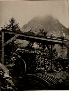 Kleiner PAL, Geschützstand einer 10 cm Feldhaubitzen Batterie, im Hintergrunde der Cellonkofel, Schussrichtung gegen den Monte DROSTIS. Aufgen. am 17.VI.1916. (BildID 15476287)
