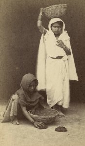 KITLV 91099 - Unknown - Female street vendor in India - Around 1870