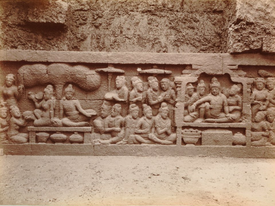 KITLV 103594 - Kassian Céphas - Bas-relief at Borobudur near Magelang - 1890-1891