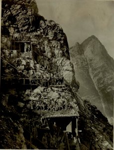 Kleiner Pal, Unterkünfte in der Mulde hinter dem Mittelabschnitt. links oben Kaverneneingang.Hintergrund der Cellonkofl. (BildID 15481191)