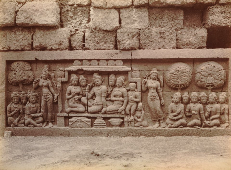 KITLV 103602 - Kassian Céphas - Bas-relief at Borobudur near Magelang - 1890-1891