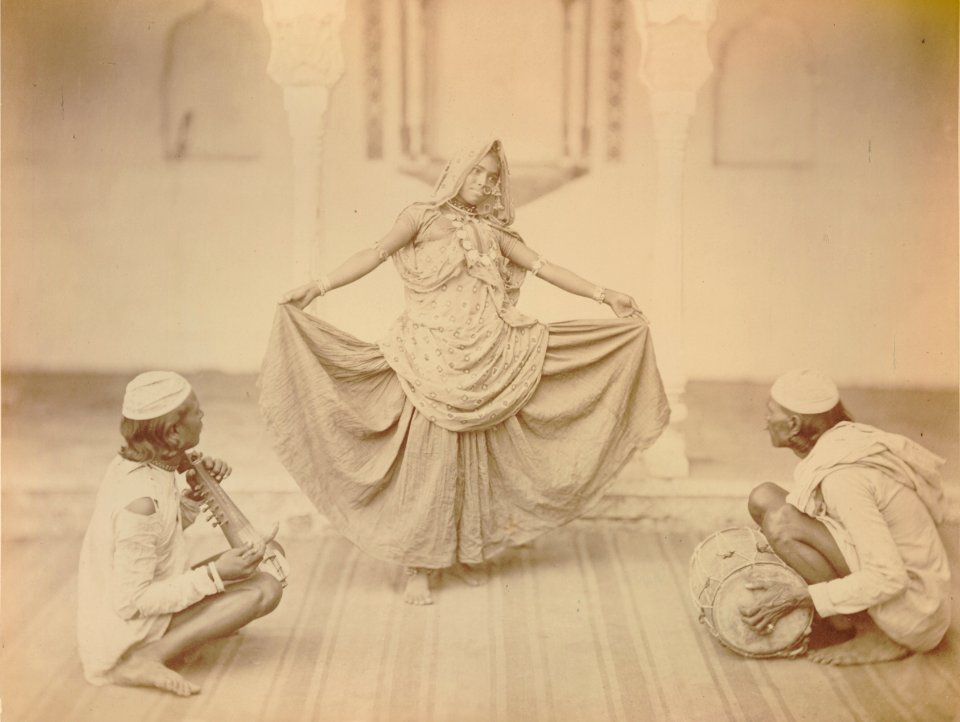 KITLV 91930 - Unknown - Dancer (nautch woman) with two musicians in India - Around 1860-1870