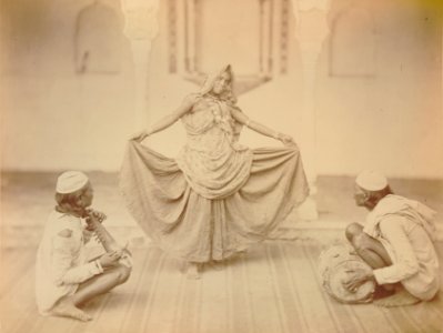 KITLV 91930 - Unknown - Dancer (nautch woman) with two musicians in India - Around 1860-1870 photo