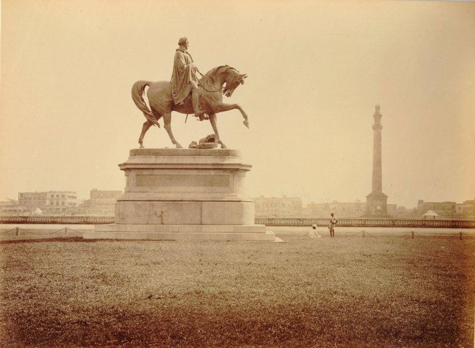 KITLV 91934 - Samuel Bourne - Lord Hardinge sculpture and monument Ochterlony at Calcutta in India - Around 1860-1870