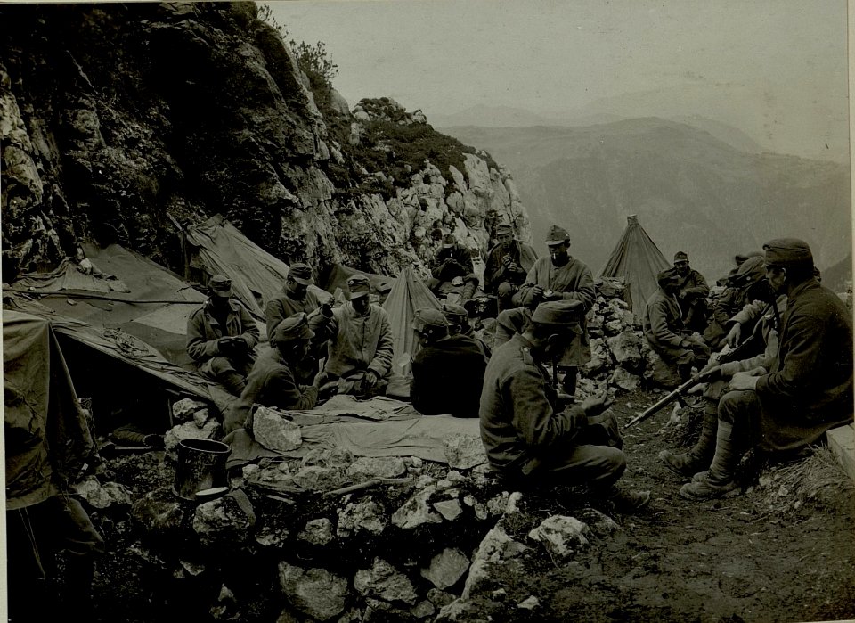 Kleiner Pal.Freilager an Stelle einer zerschossenen u.abgebrannten Unterkunft nach dem Angriff am 1.September 1916 (BildID 15481345)