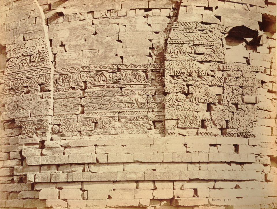 KITLV 91938 - Samuel Bourne - Relief on a stupa at Sarnath in India - Around 1860-1870