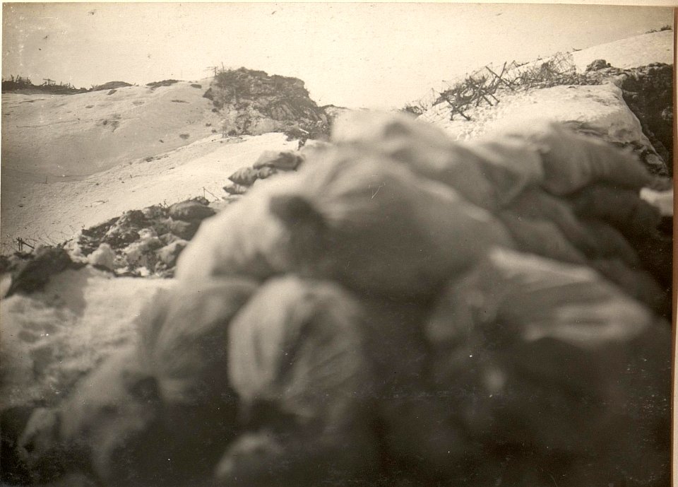 Kleiner Pal, Blick aus der Hauptstellung gegen die Vorfeldstellung, links im Hintergrunde die italienische Stellung, aufgenommen am 1. Mai 1916 (BildID 15473892)