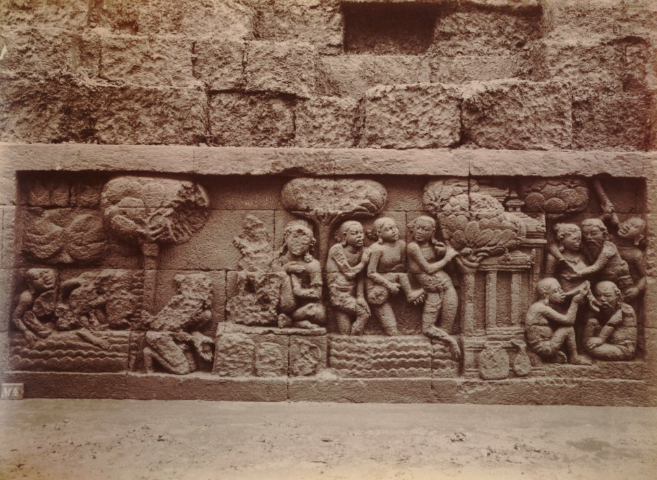 KITLV 103650 - Kassian Céphas - Bas-relief at Borobudur near Magelang - 1890-1891