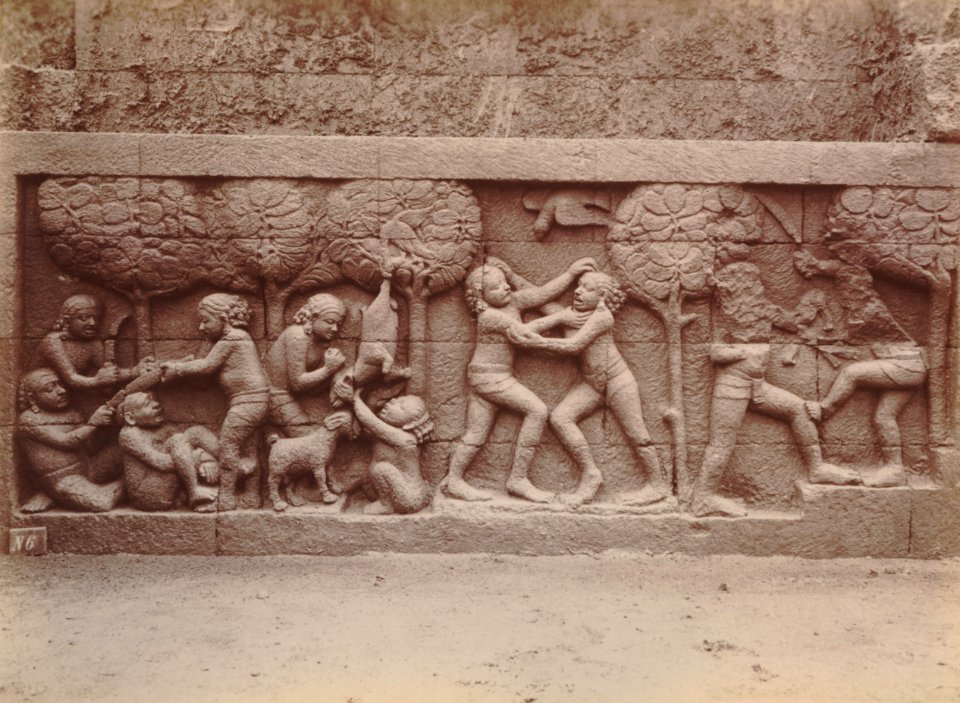 KITLV 103654 - Kassian Céphas - Bas-relief at Borobudur near Magelang - 1890-1891