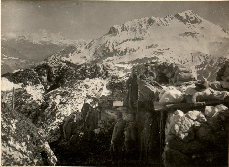 Kleiner Pal, Infanteriestellung mit Granatwerfer, im Hintergrunde der Polinik, aufgenommen am 2. Mai 1916 (BildID 15473906)