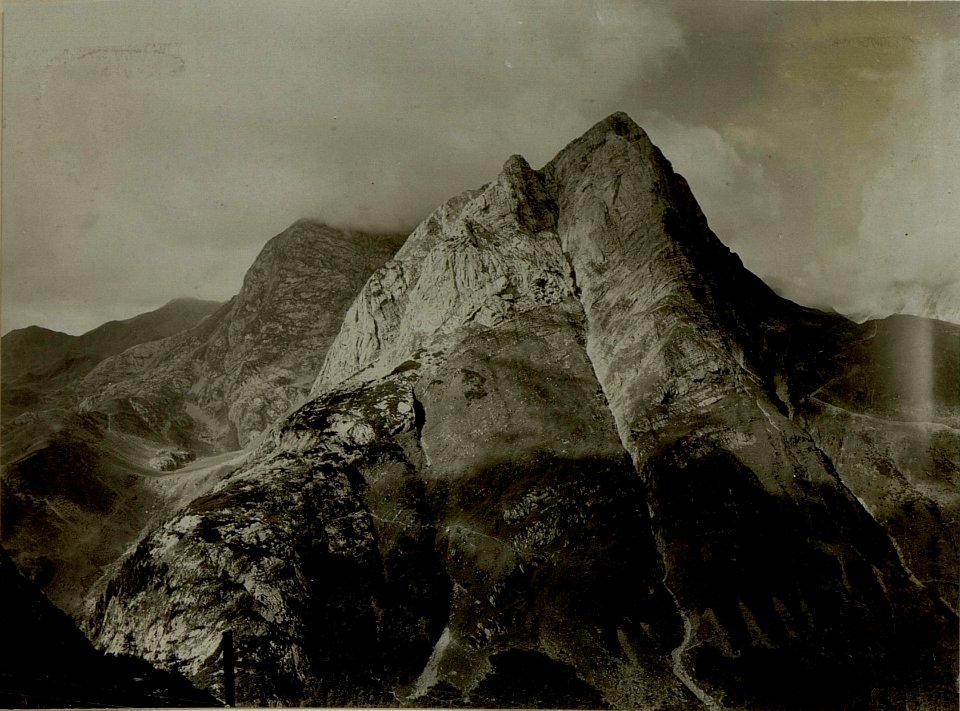 Kleiner Pal, Mulde hinter dem Mittelabschnitt mit Küchen und Unterkünften. Hintergrund, Val di Colinetta, Collinkofl und Cellonkofl, Cellonschulter. (BildID 15481184)
