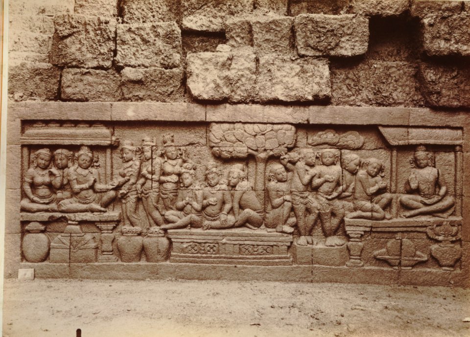 KITLV 103670 - Kassian Céphas - Bas-relief at Borobudur near Magelang - 1890-1891