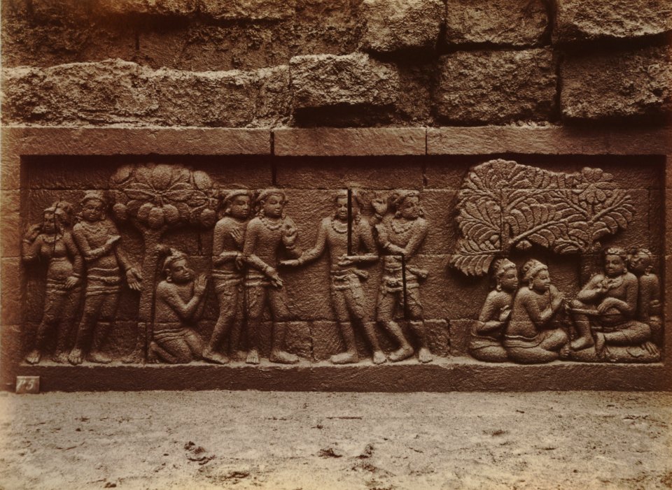 KITLV 103674 - Kassian Céphas - Bas-relief at Borobudur near Magelang - 1890-1891