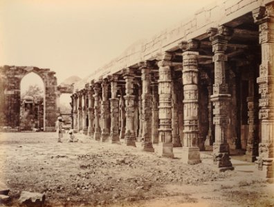 KITLV 92002 - Unknown - Ruin of Quwwat-ul-Islam mosque in Delhi, India - Around 1860 photo