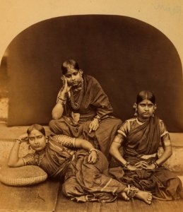 KITLV 106530 - Penn, Albert Thomas Watson - Indian women, presumably dancers - Around 1880