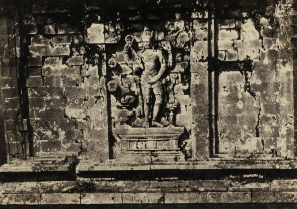 KITLV 106693 - Isidore van Kinsbergen - Bas-relief of a four-armed Vishnu on the north wall of Tjandi Srikandi on Dijeng plateau in Wonosobo - 1864-07-1864-09