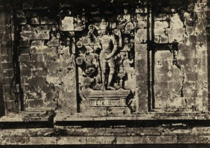 KITLV 106693 - Isidore van Kinsbergen - Bas-relief of a four-armed Vishnu on the north wall of Tjandi Srikandi on Dijeng plateau in Wonosobo - 1864-07-1864-09
