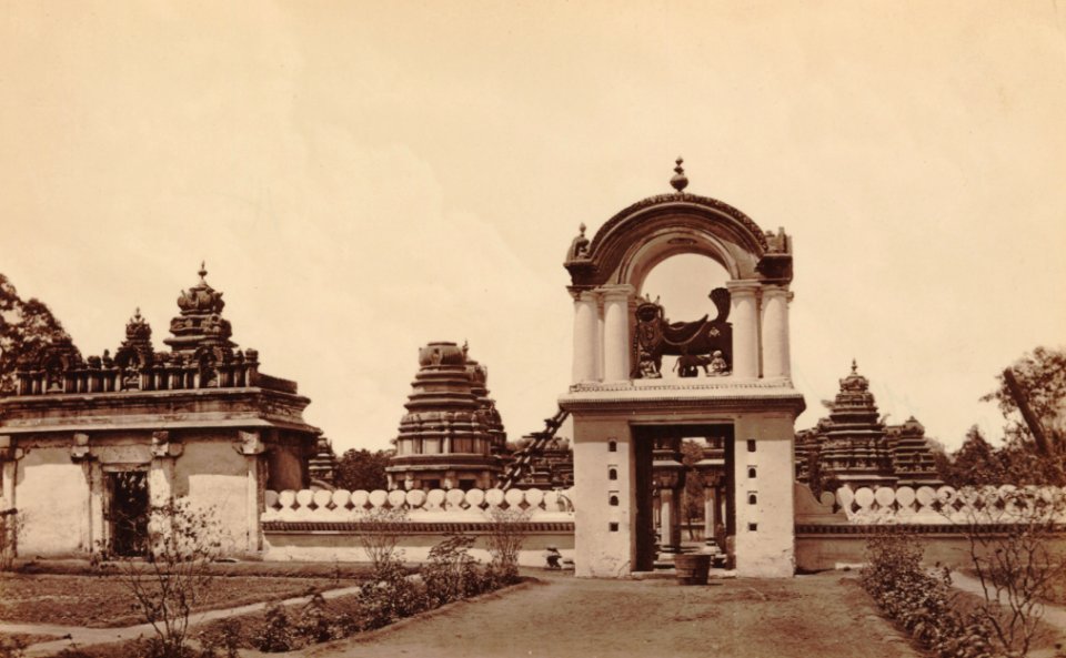KITLV 92043 - Unknown - Tombs of the Rajah's at Mysore in India - Around 1870