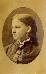 KITLV 178385 - Céphas , Java - Portrait of a European woman in Java - Around 1880