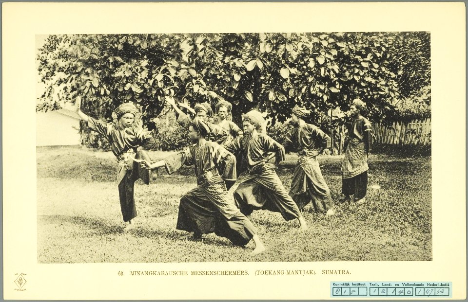 KITLV 37392 - Demmeni, Jean - Minangkabau dancers on the West coast of Sumatra - 1897
