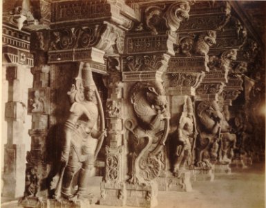 KITLV 92087 - Unknown - Pillars in the temple complex at Madurai Meenakshi Sundareshvara in India - Around 1870