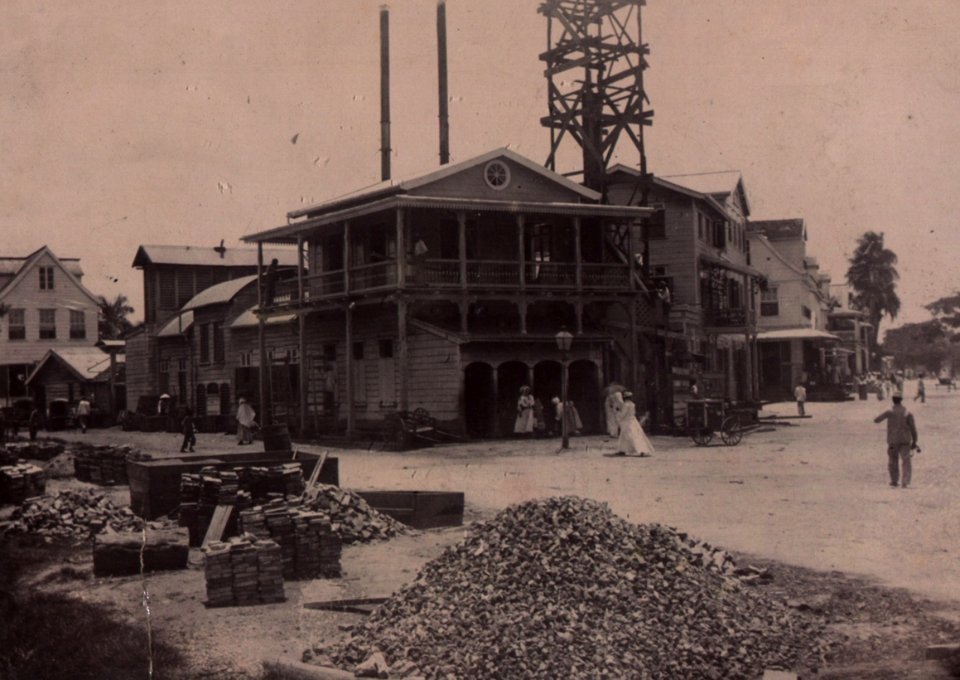 KITLV 400970 - Unknown - Construction of a chimney for the ice factory of the firm Sträter, Esser & Co. at Paramaribo - 1900-1910
