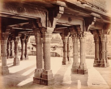 KITLV 92147 - Samuel Bourne - Pillars in the Panch Mahal Fatehpur Sikri in India - Around 1860 photo