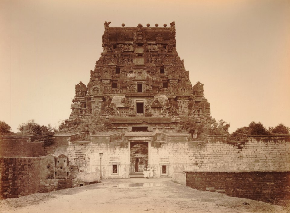 KITLV 92155 - Unknown - Gateway to the temple at Belur Chennakeshava in India - Around 1870