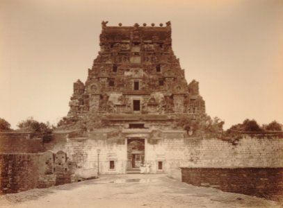 KITLV 92155 - Unknown - Gateway to the temple at Belur Chennakeshava in India - Around 1870