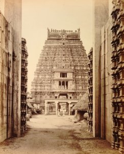KITLV 92172 - Samuel Bourne - Gopura (tower) in the Ranganatha temple complex at Srirangam in India - Around 1870
