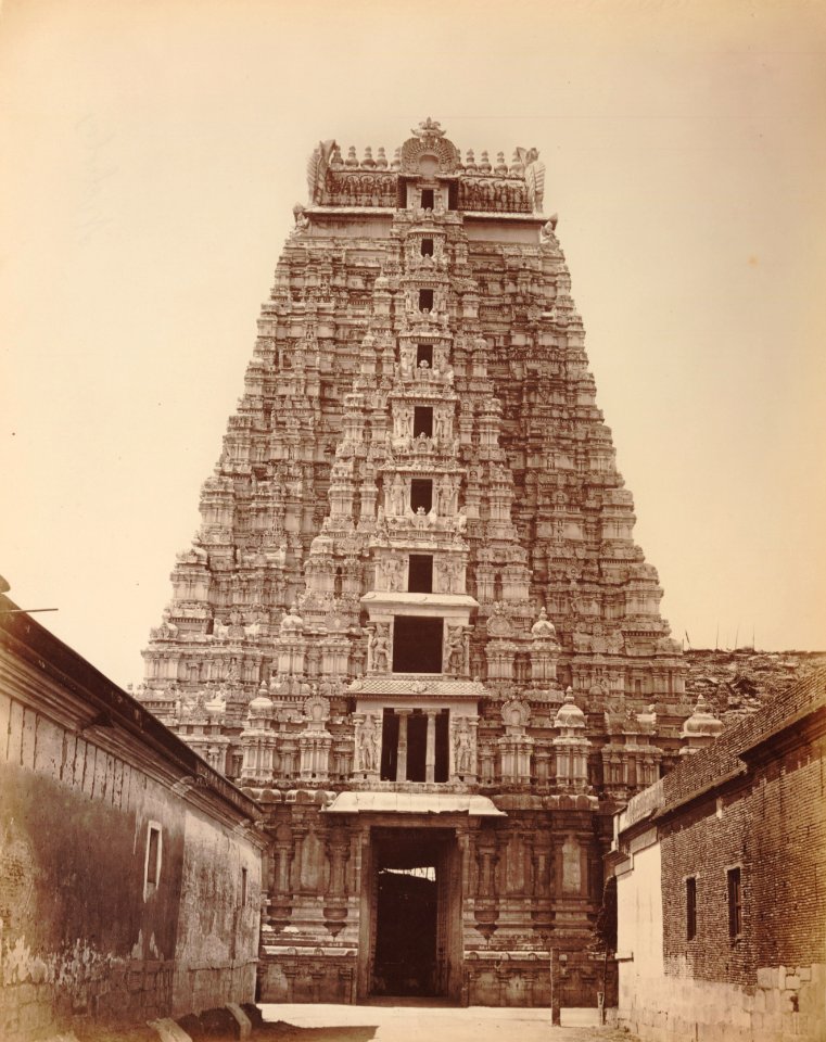 KITLV 92176 - Unknown - Gopura (tower) in the Ranganatha temple complex at Srirangam in India - Around 1870