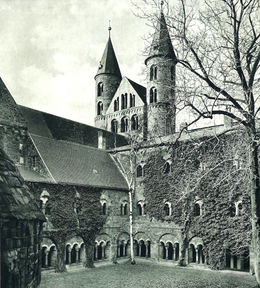 Kloster Unser Lieben Frauen Ostseite des Kreuzganges mit den Türmen der Liebfrauenkirche