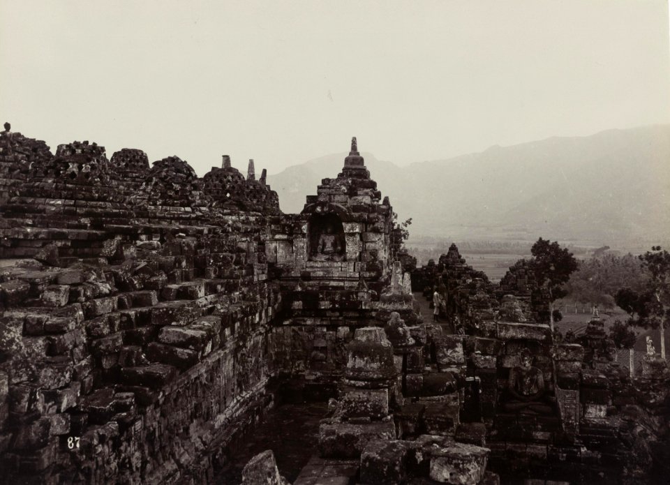 KITLV 40540 - Kassian Céphas - The fourth gallery links the stupa terracesen at Borobudur - Around 1890