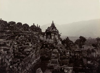 KITLV 40540 - Kassian Céphas - The fourth gallery links the stupa terracesen at Borobudur - Around 1890