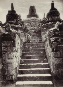 KITLV 40544 - Sem Céphas - Javanese man on the stairs to the stupa terrace at Borobudur - Around 1910