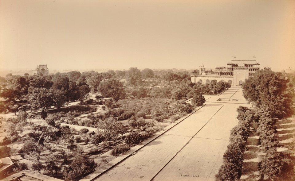 KITLV 92192 - Samuel Bourne - Akbar mausoleum at Sikandara in India - Around 1860 photo