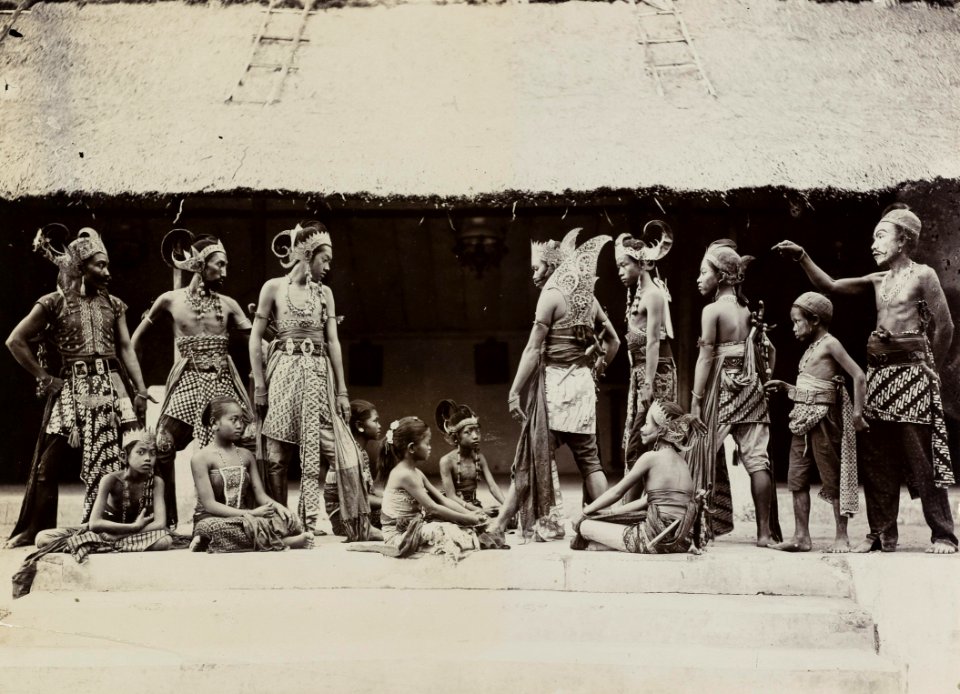 KITLV 40553 - Kassian Céphas - Wayang wong-performance, presumably at Yogyakarta - Around 1890 photo