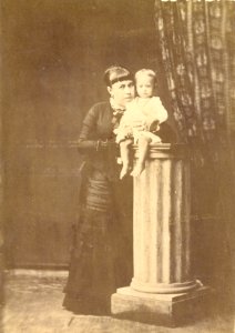 KITLV 43182 - Kassian Céphas - Jeannette Emilia Broese of Groenou-Wieseman at Yogyakarta with her daughter Natasha Carolina Broese of Groenou later married Theodore Frederick Vreede - 1884