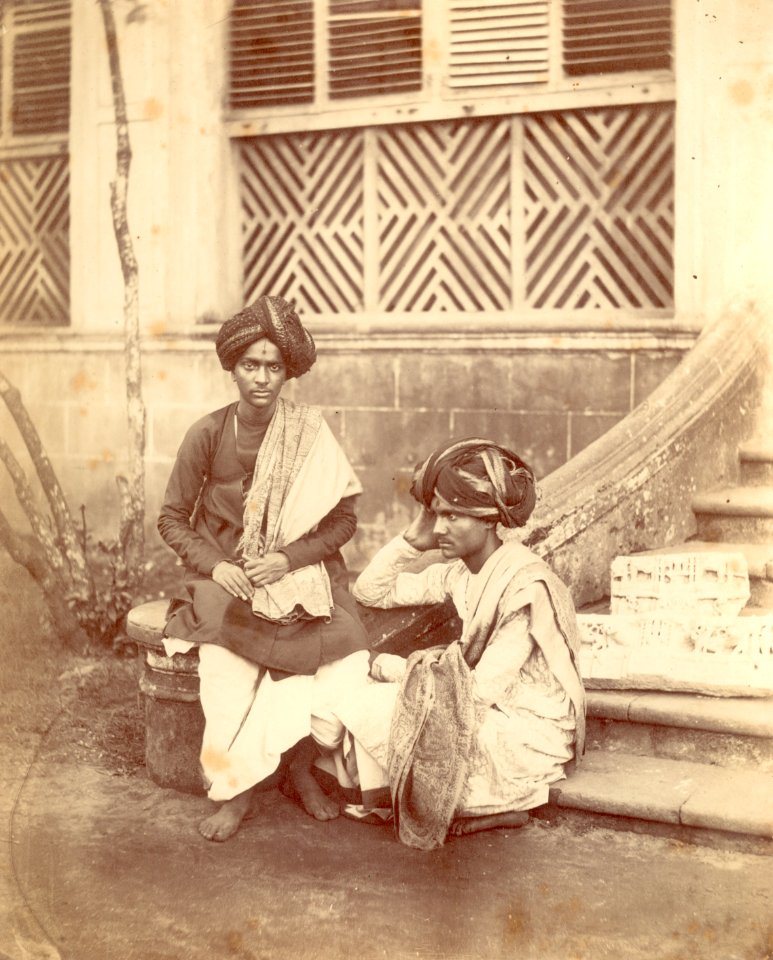 KITLV 87159 - Johnson and Henderson - Two men in Bombay, British India - Before 1860
