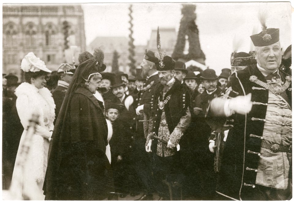 Klotild főhercegnő beszélget ifj. gróf Andrássy Gyulával