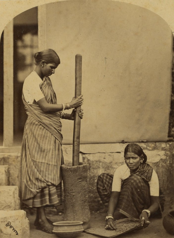 KITLV 90640 - Unknown - Klingalese women busy pounding of rice in India - Around 1890