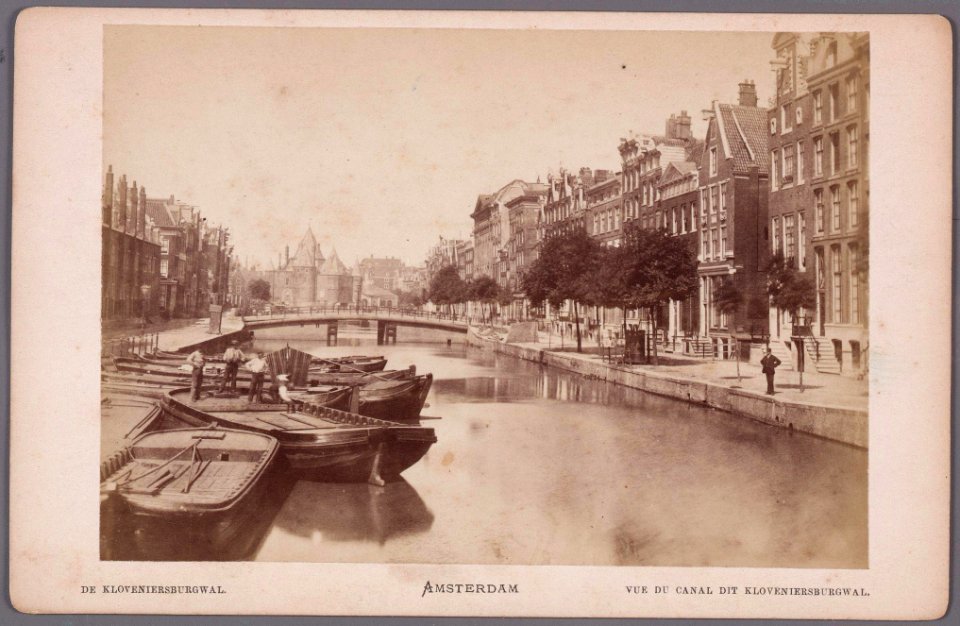 Kloveniersburgwal gezien in noordelijke richting naar de Nieuwmarkt met Waag