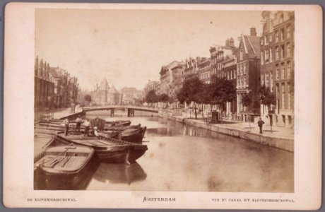 Kloveniersburgwal gezien in noordelijke richting naar de Nieuwmarkt met Waag
