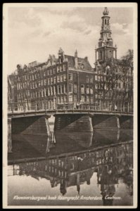 Kloveniersburgwal met de brug tussen Rusland en de Raamgracht. Op de achtergrond de Zuiderkerkstoren. Uitgave J.V.A, Afb PBKD00331000012