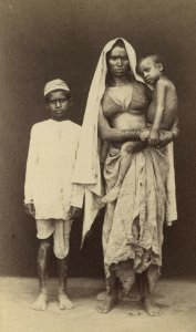 KITLV 91101 - Unknown - Woman with two boys in India - Around 1870
