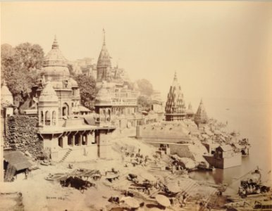 KITLV 91936 - Samuel Bourne - Cremation on a staircase (ghat) on the banks of the Ganges in Varanasi in India - Around 1860