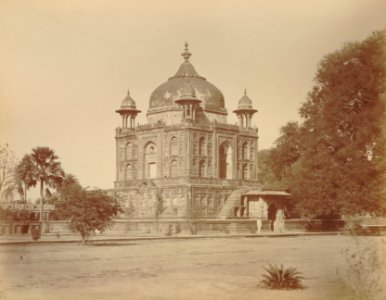 KITLV 91944 - Unknown - Mughal tomb in the Khusru Bagh garden at Allahabad in India - Around 1860 photo